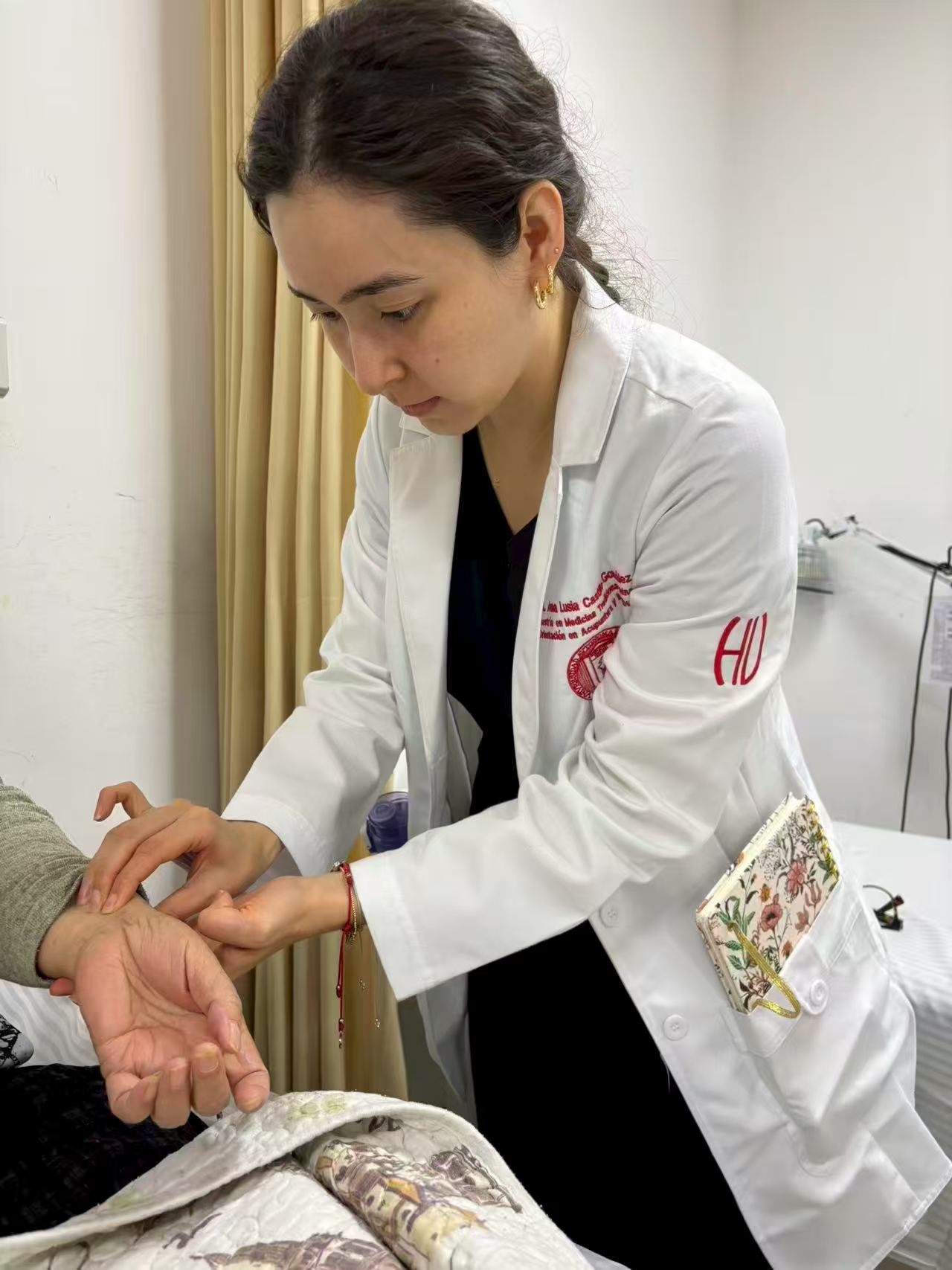 Médico Acupunturista Qi Yuan